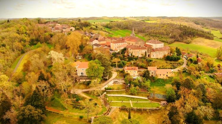 Une vue aérienne prise par drone de Montesquiou et alentours